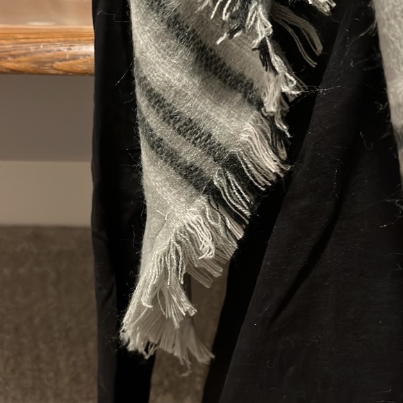 Gray and black plaid scarf - Picture 3 of 4
